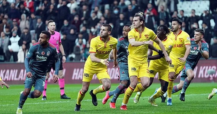 Beşiktaş - Göztepe maçının ilk yarısında gergin anlar! Halil Akbunar yedek kulübesiyle tartıştı...