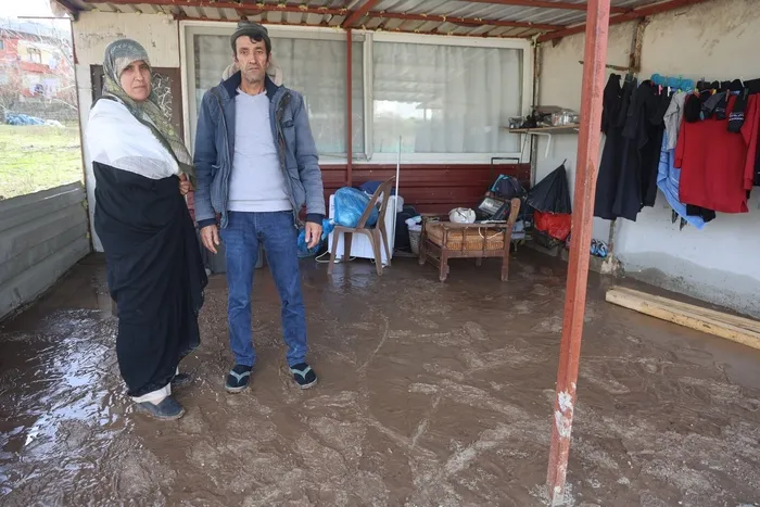 sel-sularinin-bastigi-evi-zarar-goren-kadin-afet-esnasinda-yaralandi-1770706333903.jpg
