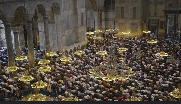 ayasofya-ibadete-acilisinin-2-yil-donumunde-sosyal-medya-tt-oldu-1658670589625.jpg