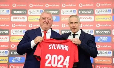 Arnavutluk Milli Takımı’nın yeni teknik direktörü Sylvinho, sözleşme imzaladı