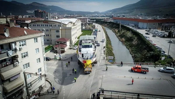 Akşemsettin Gemisi'ni saatlerce karadan yürüttüler