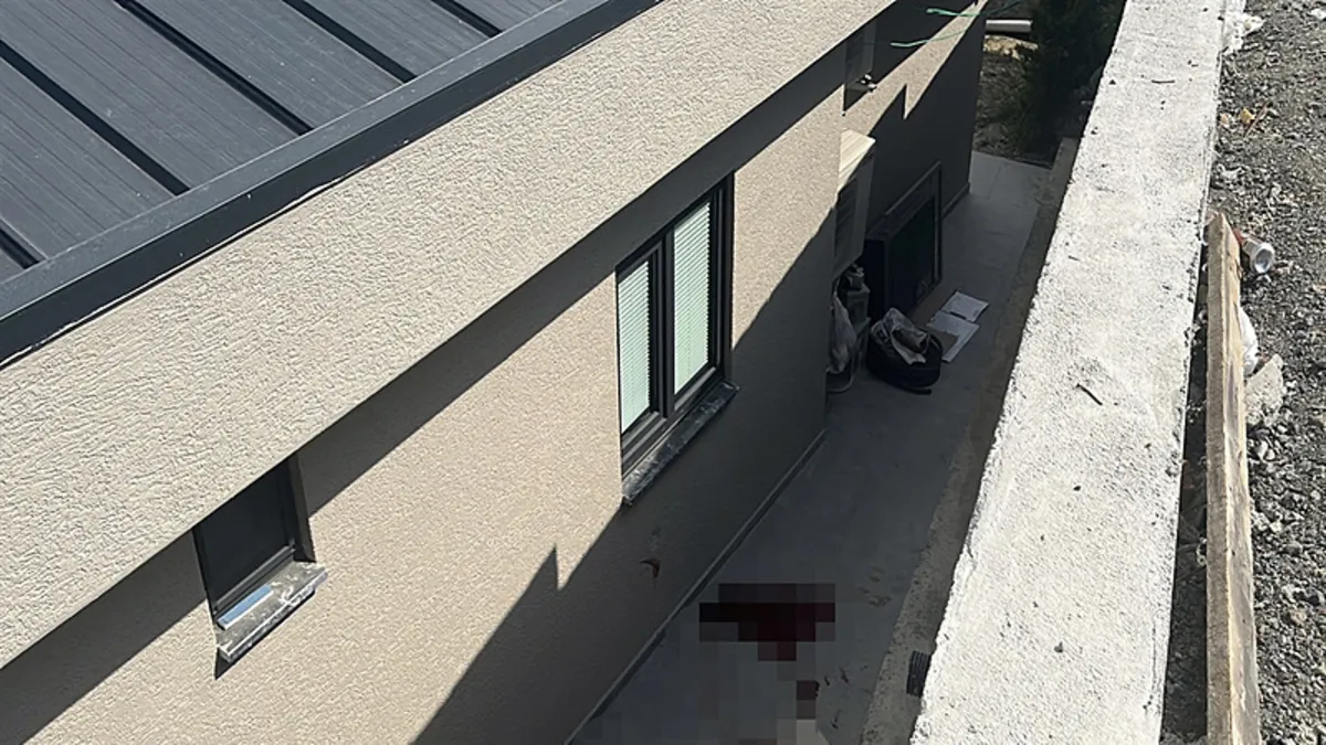 Arkadaşlarıyla sohbet ederken 4 metre yüksekten düştü! Arkadaşlarıyla sohbet ederken 4 metre yüksekten düştü!