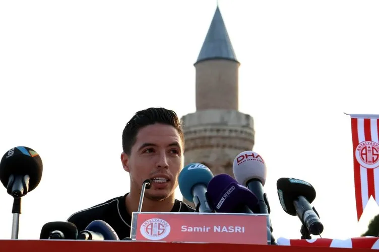 Antalyaspor’da Nasri için coşkulu imza töreni