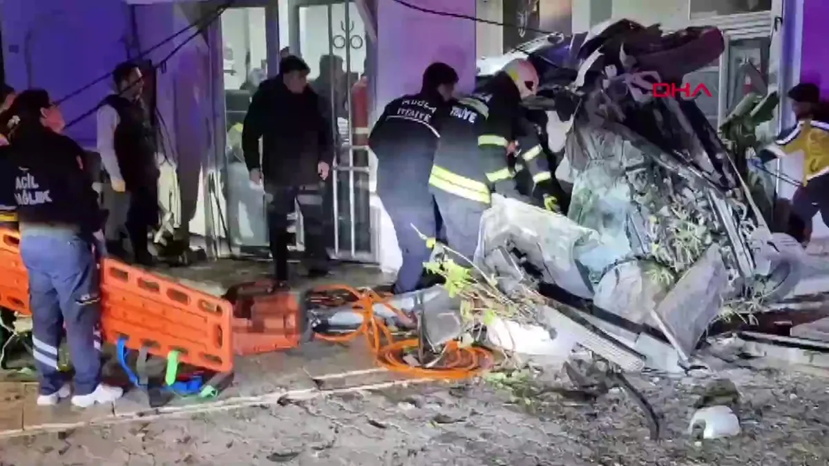 Bodrum’da alkollü sürücü dehşeti! Mağazaya çarpıp devrildi; 1’i ağır, 3 yaralı | Video videosunu izle Bodrum’da alkollü sürücü dehşeti! Mağazaya çarpıp devrildi; 1’i ağır, 3 yaralı | Video videosunu izle