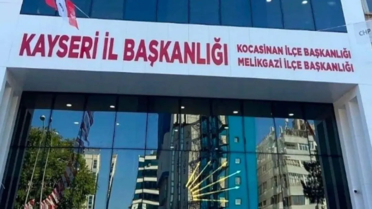 CHP genel merkez binası önünde bekleyen basın mensupları