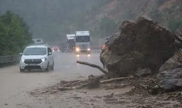 Zonguldak’ta heyelan: Yola kaya düştü!