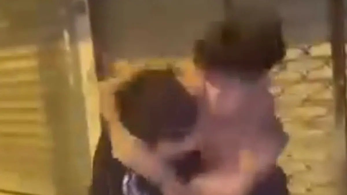 Küçükçekmece’de yumruklu kavga: Arkadaşları ayırmak yerine “vur” diyerek bağırdı!