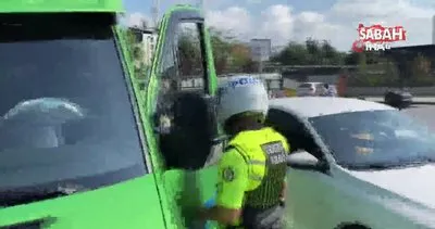 İstanbul’da polisten kaçan tıka basa dolu minibüsün yakalanma anı kamerada | Video