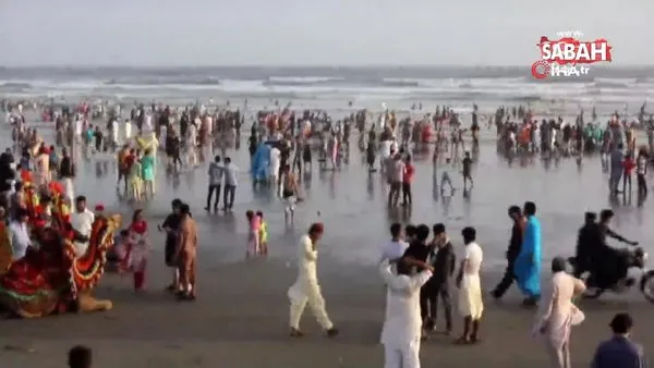 Sıcaktan bunalan Pakistanlılar plaja akın etti, Covid-19 unutuldu | Video