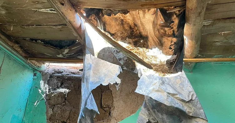 Çatı çöktü, işçi evin içine düştü