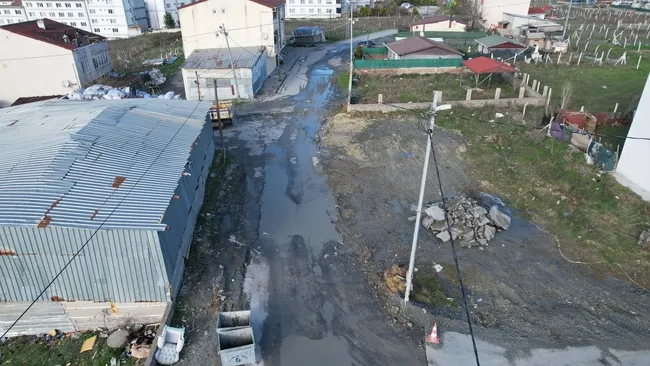 son-dakika-iski-yuzunden-mahalle-2-aydir-bu-halde-vatandaslar-isyan-etti-camur-icinde-kaliyoruz-1767336159547.jpg