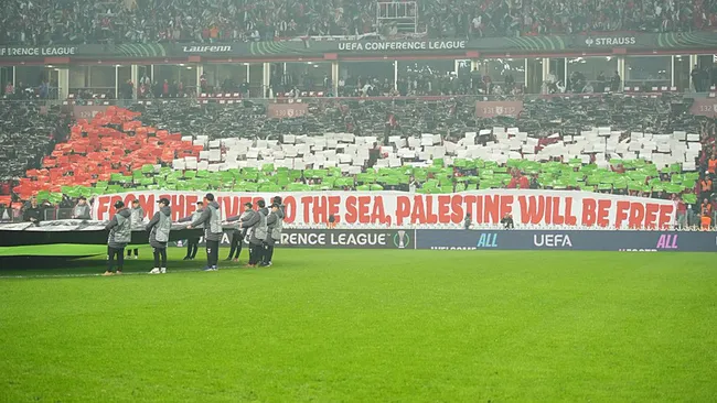 samsunspor-tribunlerinden-filistine-destek-1762456737800.jpg