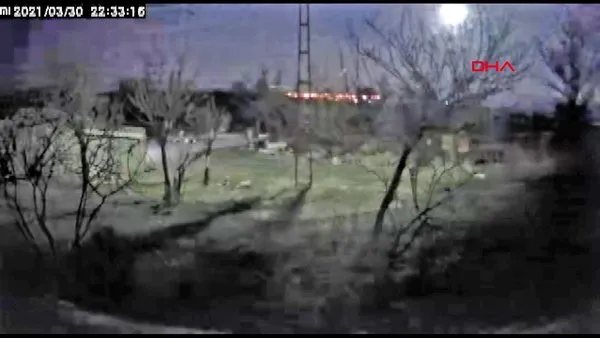 Kayseri'de gökyüzünü aydınlatan esrarengiz ışık huzmesi kamerada! Kayseri'ye meteor mu düştü?