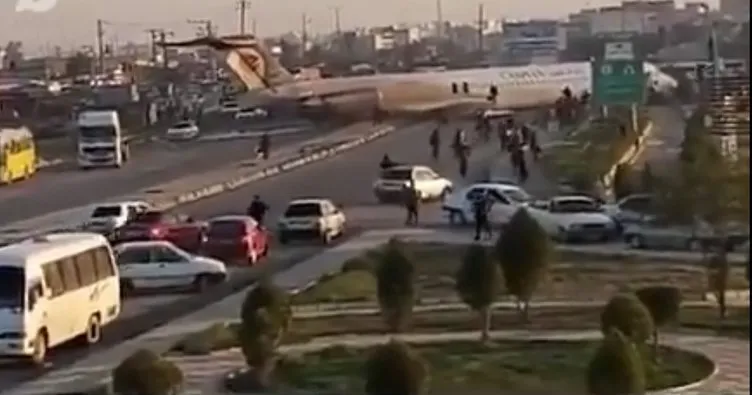 İran’da yolcu uçağı iniş sırasında arızalanarak yola acil iniş yaptı!