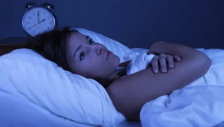 Zihniniz gece susmuyor mu? Bu basit hareketle 5 dakikada uykuya dalın!