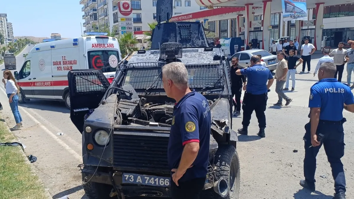 Şırnak’ta yürekler ağza geldi: Zırhlı araç takla attı! 2 polis yaralı Şırnak’ta yürekler ağza geldi: Zırhlı araç takla attı! 2 polis yaralı
