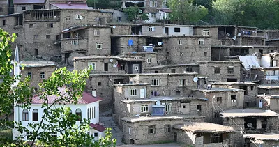 Yamaçlarda 300 yıldır zamana direniyor: Görenler gözlerine inanamıyor!