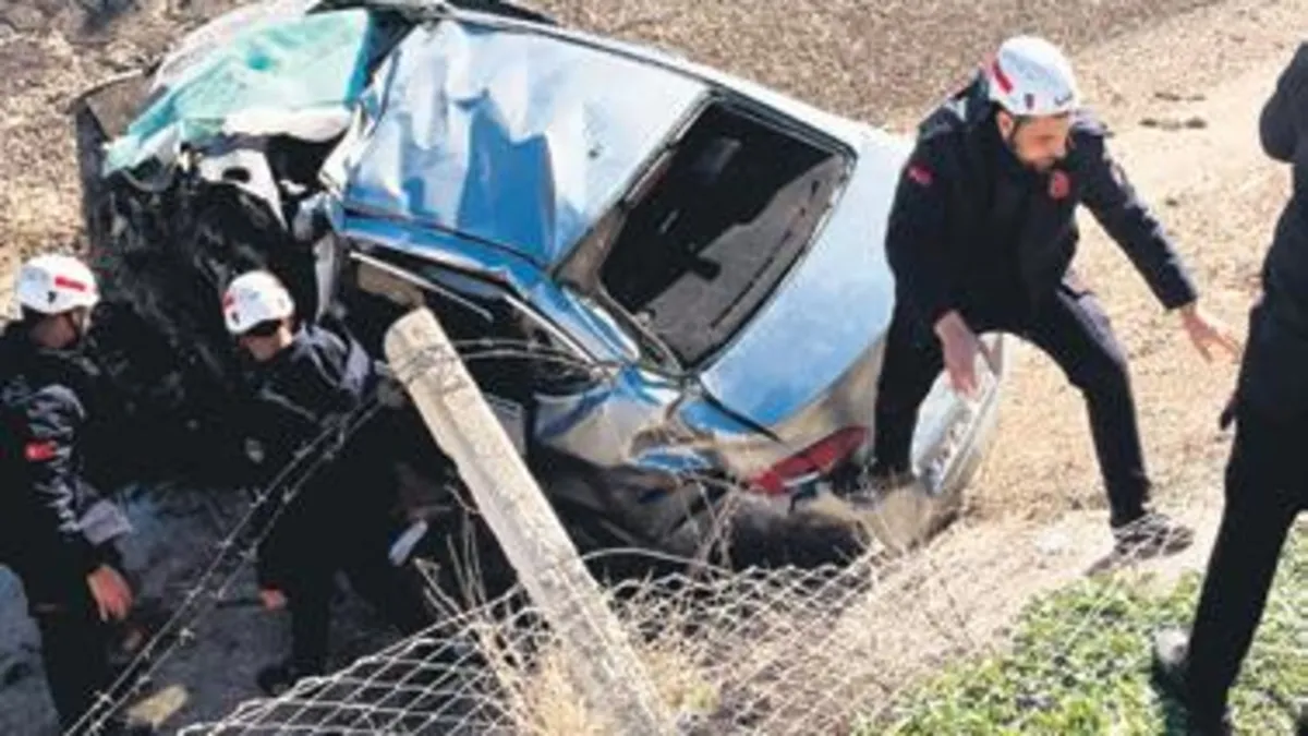 Önce kamyona çarptı sonra kanala uçtu