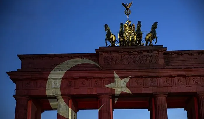 Tarihi Bandenburg Kapısı Türk bayrağı renklerine büründü