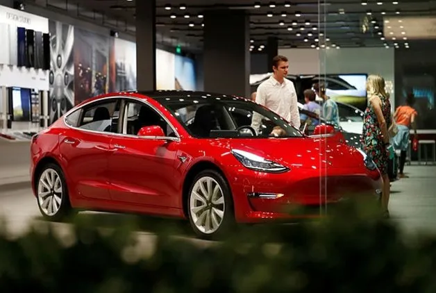 YENİ TESLA MODEL 3 ORTAYA ÇIKTI