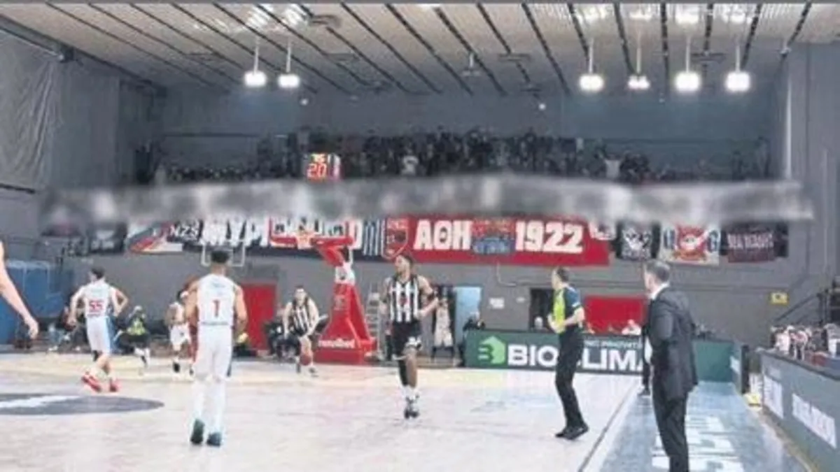 Irkçı pankarta skandal ceza!