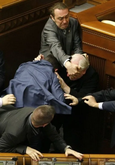 Ukrayna Parlamentosu’nda kanlı kavga