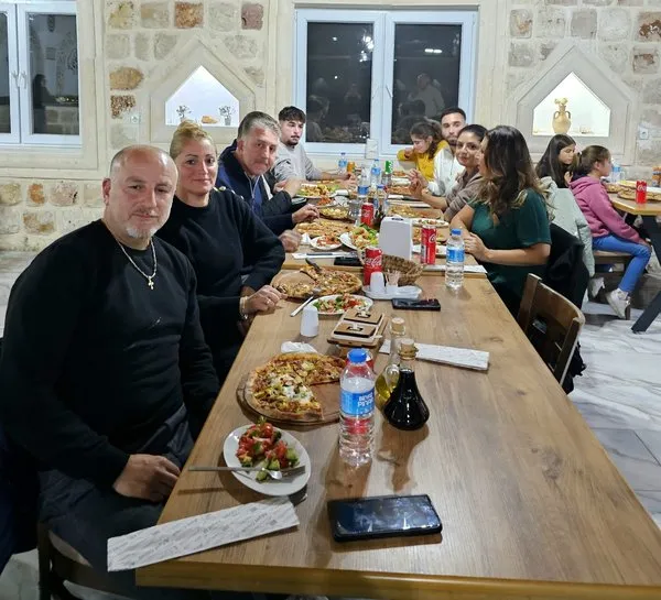 avrupadan-donus-yapan-suryaniler-pizzayi-da-koylerine-getirdiler-1732793566587.jpeg