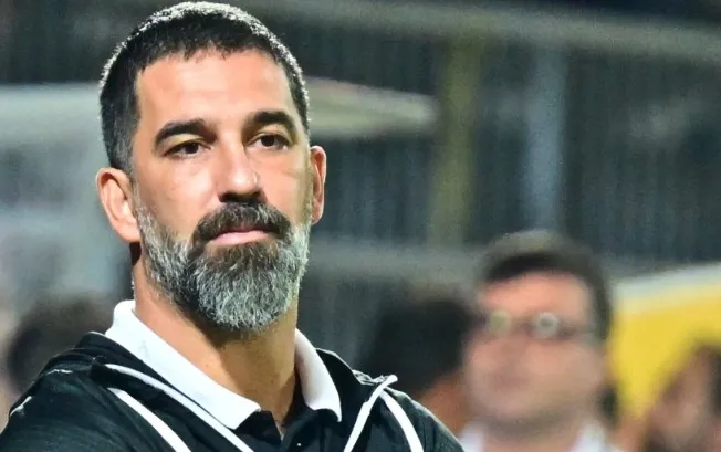 Arda Turan için kayak keyfi zamanı! Ailesiyle İsviçre’nin tozunu attı!