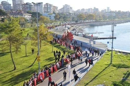 Kadıköy’de 6,5 km’lik Ata’ya Saygı zinciri