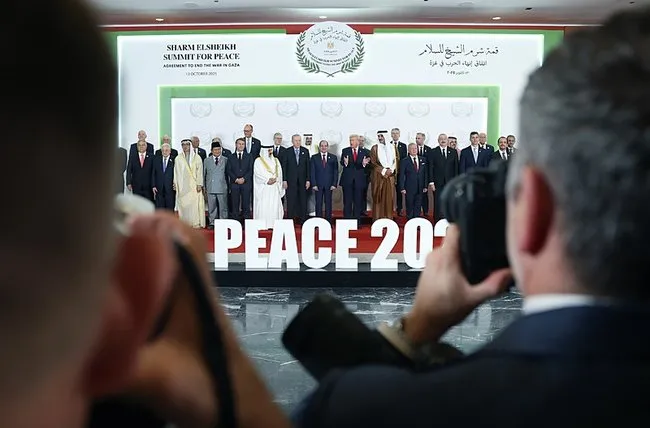 Gazze için tarihi zirvede dikkat çeken görüntü: Trump’ın Erdoğan teşekkürünü iki lider alkışlamadı!