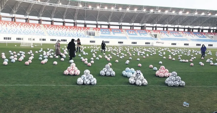 Her kadın günde 2 futbol topu dikiyor