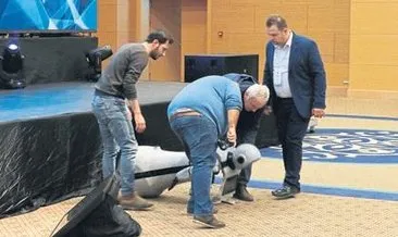 İnsansı robot ‘Mina Ada’ sahneden yere düştü