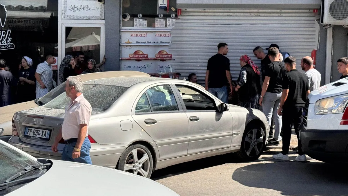 Eskişehir'de küçük çocuk araçla duvarın arasına sıkıştı: Vatandaşlar arabayı elleriyle kaldırdı! Eskişehir'de küçük çocuk araçla duvarın arasına sıkıştı: Vatandaşlar arabayı elleriyle kaldırdı!