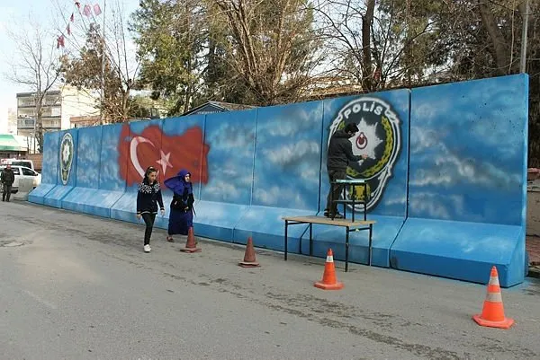 Siirt'te güvenlik duvarları renkli motiflerle süsleniyor