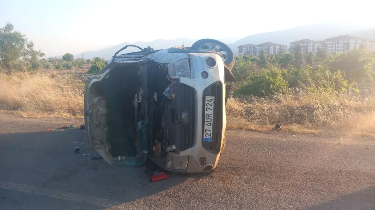Gaziantep’te otomobil ile hafif ticari araç çarpıştı: 2’si ağır 6 yaralı