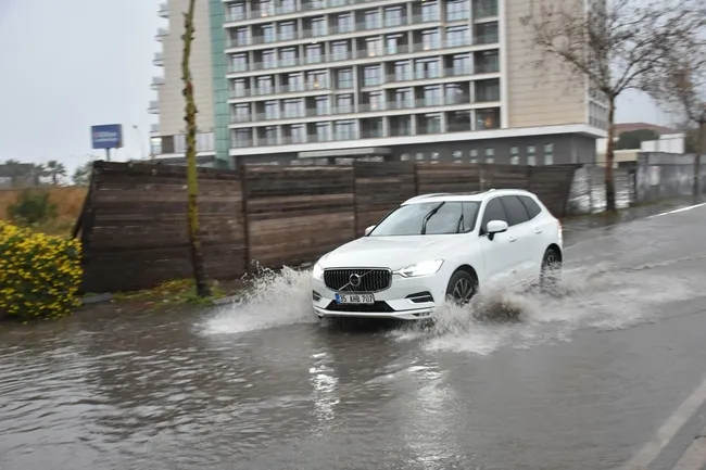 son-dakika-izmirde-saganak-yagis-sele-yol-acti-ev-ve-dukkanlari-su-basti-araclar-yolda-kaldi-1767861233647.jpg