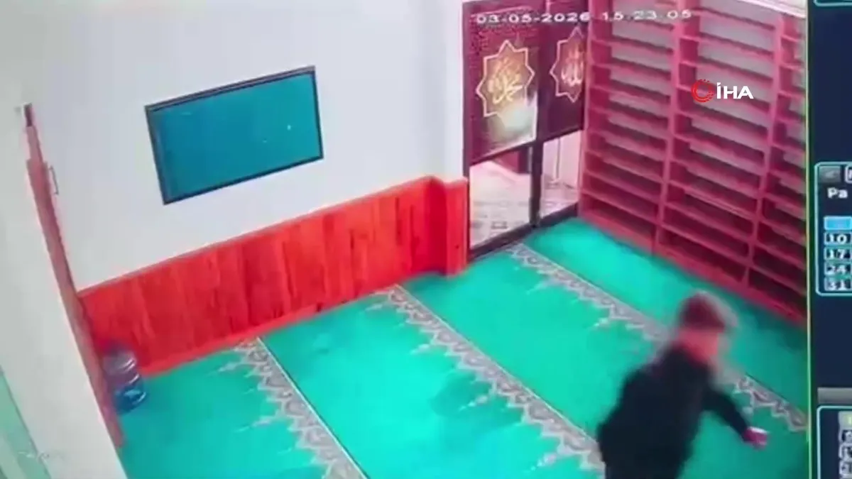 Burdur’da caminin sadaka kutusundan hırsızlık kamerada | Video videosunu izle Burdur’da caminin sadaka kutusundan hırsızlık kamerada | Video videosunu izle
