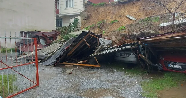 Sarıyer’de istinat duvarı çöktü: 4 araç hasar gördü Sarıyer’de istinat duvarı çöktü: 4 araç hasar gördü