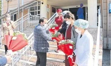 Başkan Özkan çiçek jesti yaptı