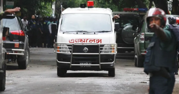 Bangladeş’te feci kaza: İki otobüs kafa kafaya çarpıştı! 8 ölü