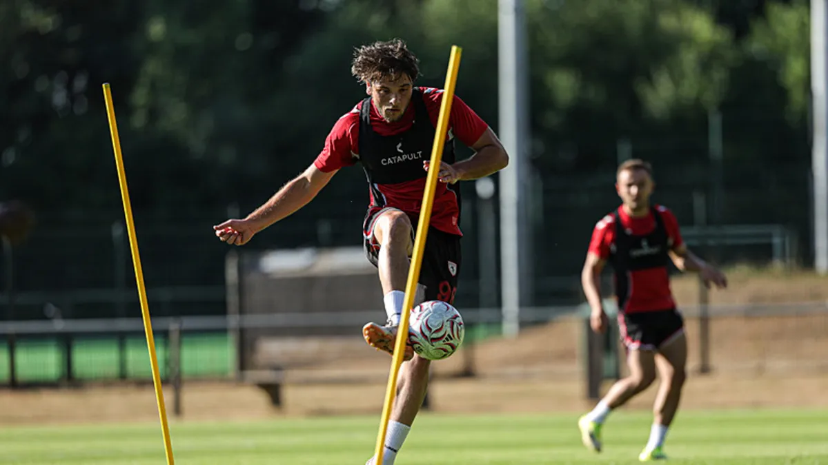 Samsunspor futbol takımı oyuncuları antrenman yapıyor.