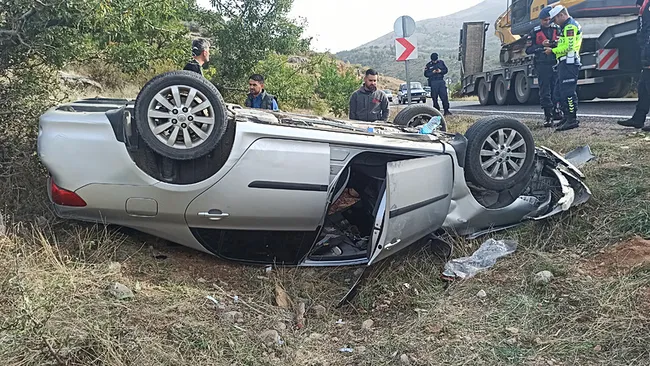 kayseride-devrilen-otomobilde-4-kisi-yaralandi-1791903607325.jpg