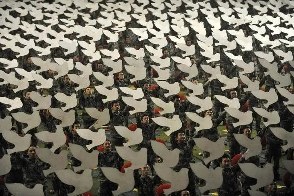 Çin'den 60. yılında gövde gösterisi