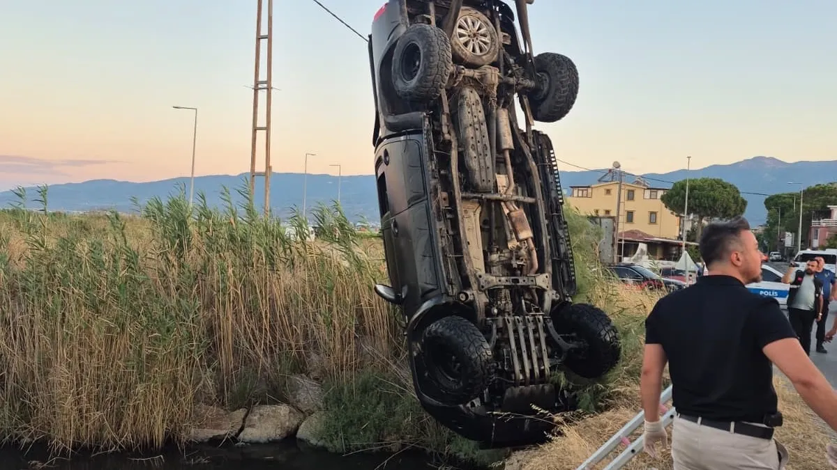 Balıkesir'de dereye uçan otomobilin kaza yerinden görüntüsü.