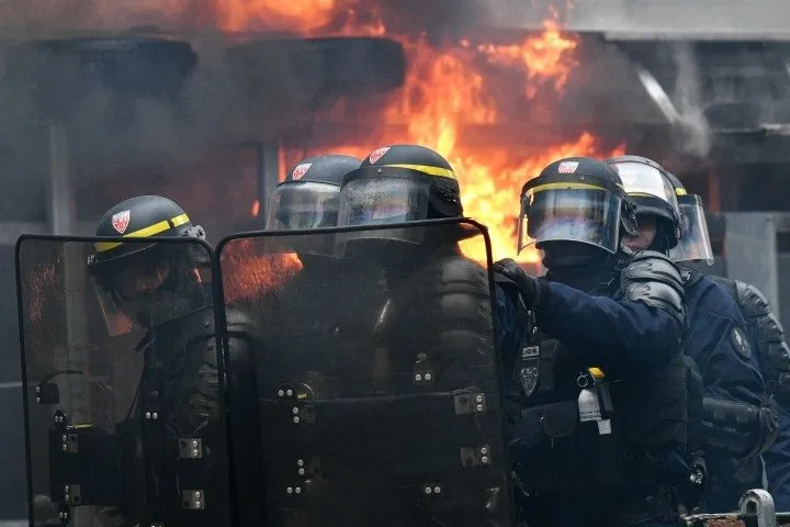 Fransa’da ortalık karıştı! Polisten protestoculara sert müdahale...