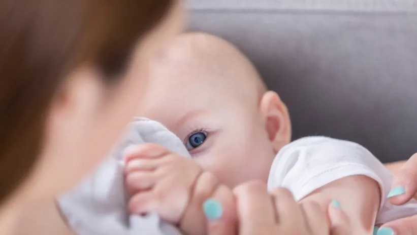 Bebeğinizi bu alışkanlıktan kurtarın: Uyumak için emmek zorunda mı hissediyor?