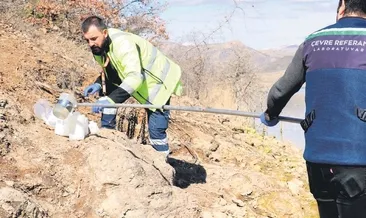 Engelli kardeşlerine bakıyorlardı