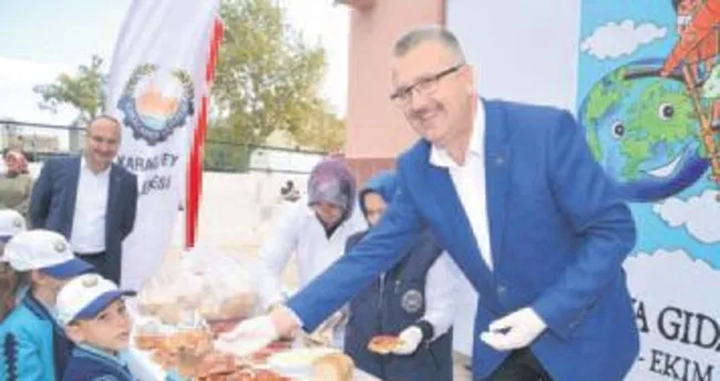 Beslenme için öğrencilere salçalı ekmek