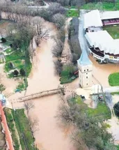 Meydanları su bastı yollar çöktü