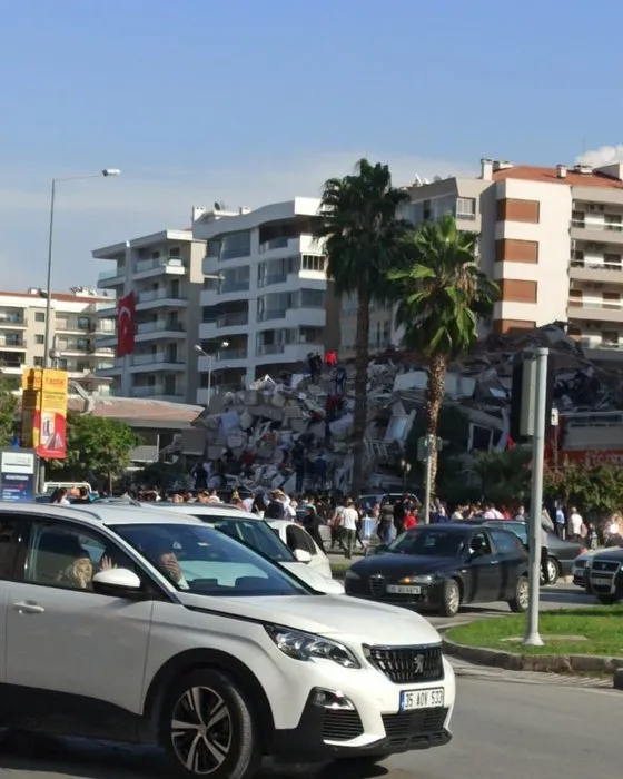 İzmir’deki korkutan depremden son dakika fotoğraflar!